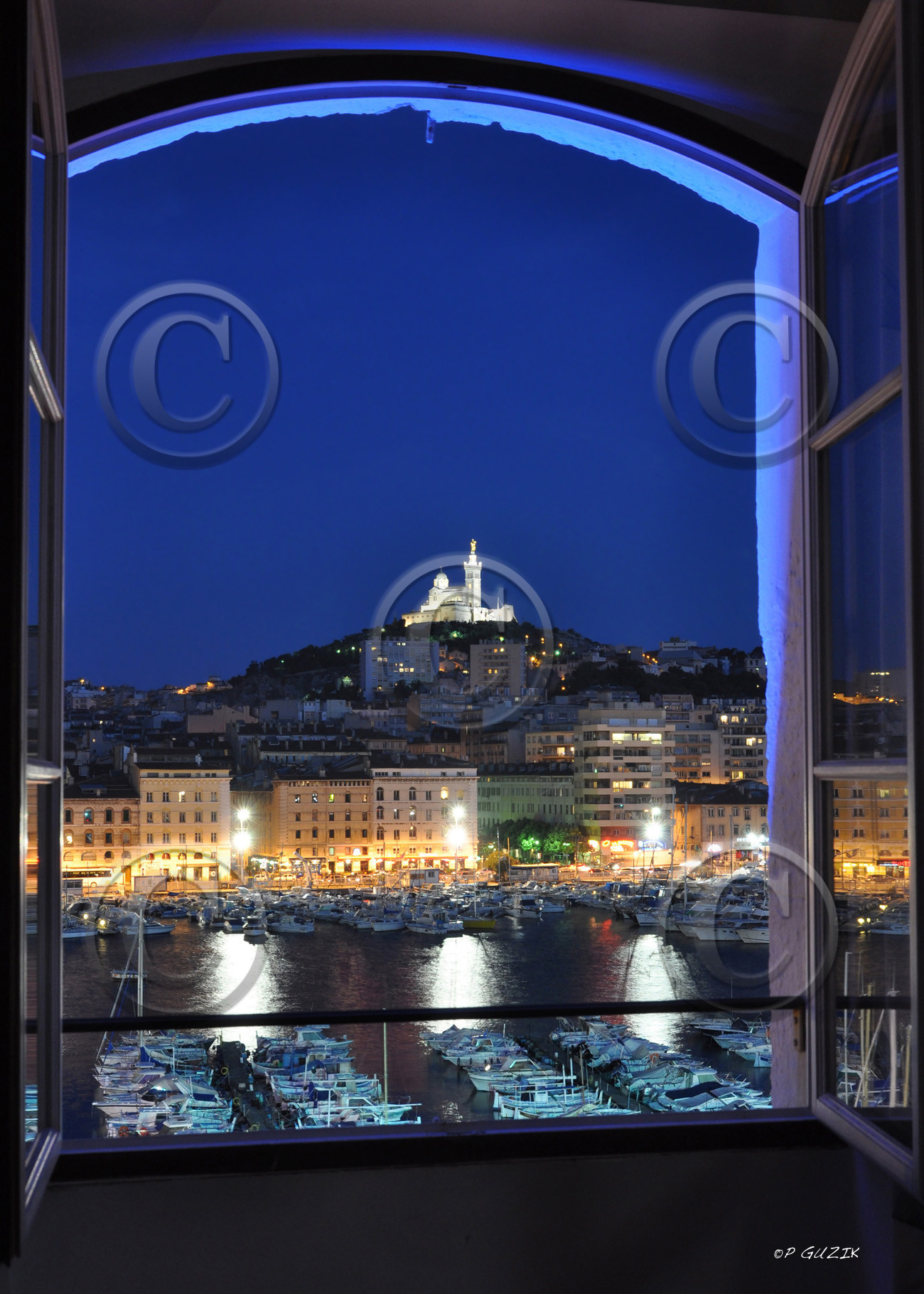 MARSEILLE  VIEUX PORT FENETRE BLUE plein format Marseille Provence photo panoramique couleurFORMAT DISPONIBLE  50 X 70 cm (  vente direct uniquement )pas de telechargement disponible.A chaque format correspond une éditions limitée spécifique .© collection P GUZIKA titre indicatif suivant la finition, tarif encadré vente direct:50   x 70 cm   99€DISPONIBLE SUIVANT STOCK -  CRÉATION JOURNALIERE  -