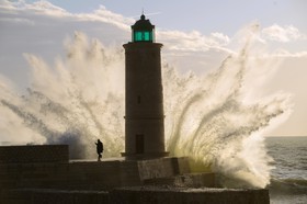 PHARE DE CASSIS VAGUE APRES UN COUP DE LABÉLe Labé ,un vent de Sud Ouest qui souffle en fortes tempêtes sur les côtes à Marseille et dans le sud.Calanques Provence Marseille photo couleurFORMAT DISPONIBLE  60 X 90cm et 30 X 45cmpas de telechargement disponible.A chaque format correspond une éditions limitée spécifique .© collection P GUZIKA titre indicatif suivant la finition, tarif encadré vente direct:60 X 90cm 30 X 45cmdisponible en  30 X10 cm  sur stand en vente directDISPONIBLE SUIVANT STOCK -  CRÉATION JOURNALIERE  -